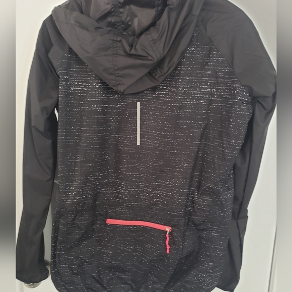 Packable thin nylon jacket - Picture 2 of 2